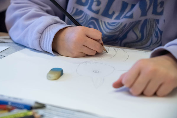 Kind am zeichnen