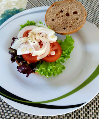 mit Tomaten und Zwiebeln belegt