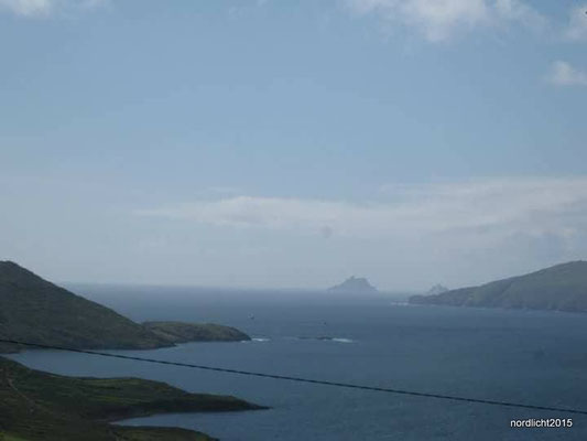 Im Hintergrund ist Skellig Michael, bekannt aus den Star Wars Verfilmungen