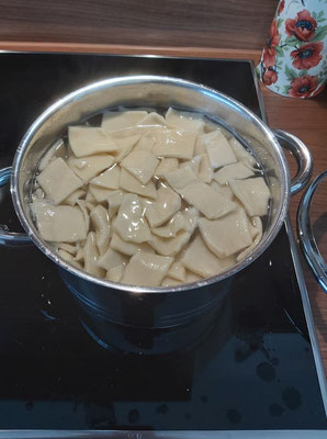 Gleich sind die selbstgemachten Teigfleckerln fertig