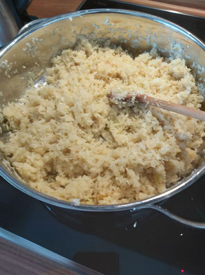 Das gehobelte Kraut ist am Dünsten