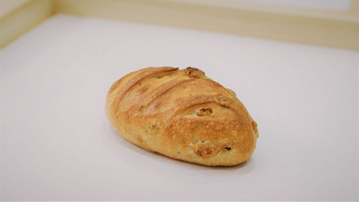 くるみ 220円　噛めば噛むほど口に広がるクルミの旨味と生地の出会いにありがとうございます！【アレルギー：小麦】