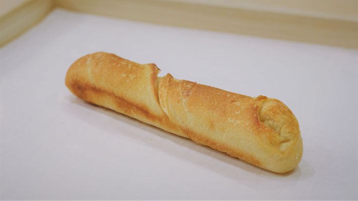 藻塩パン 180円　バターを織り込み「藻塩」で仕上げた軽い食感のバゲット生地スナックパン【アレルギー：乳・小麦・卵】