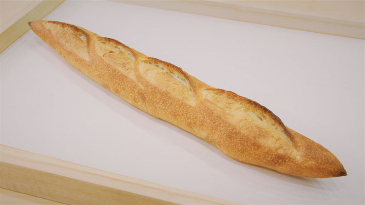 バゲット 270円　特製の小麦を使用し味わい深く香り高い洗練された味わいに仕上げたこれぞバゲットという一品です【 アレルギー：小麦】