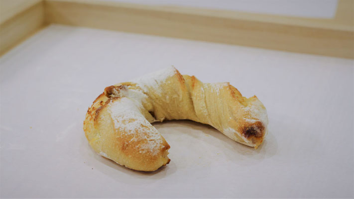 とら豆とクリームチーズ 330円　生地にとら豆とクリームチーズを織り込み甘味・塩味・酸味・旨味がクセになる【アレルギー：乳・小麦】