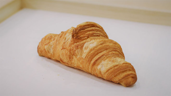 クロワッサン 240円　発酵バターの味と香りが口いっぱいに広がるバリバリ食感のクロワッサン【アレルギー：乳・小麦・卵】