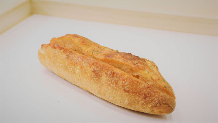 明太フランス 180円　バゲットに明太子フィリングを合わせた秀逸な和洋折衷が幸せなパン【アレルギー：乳・小麦・卵】