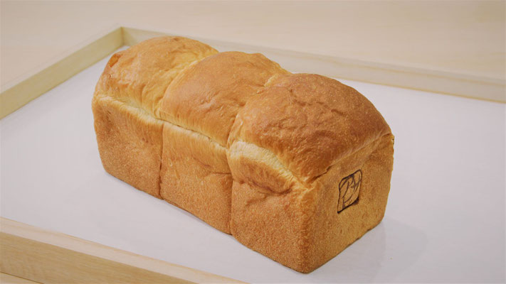 山食（2斤）660円　生クリーム・バター入りの「ふわっ」とした食パン【アレルギー：乳・小麦・卵】