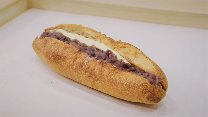 あんバターフランス 220円　バゲット＋あんこ＋バター＝満足。広島県の真ん中にある世羅町の秀逸なあんこです【アレルギー：乳・小麦】