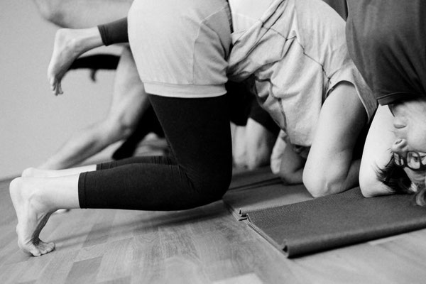 Praxis von Asana, Sirsasana, Übende in der Vorbereitung auf den Kopfstand, Platzierung der Unterarme