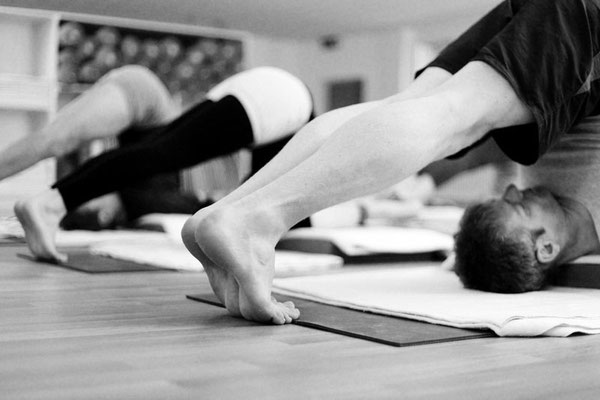 Yoga üben, Übende in Halasana, im Pflug