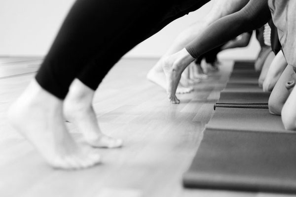 Praxis von Asana, Sirsasana, Übende in Vorbereitung auf Kopfstand, Einlaufen