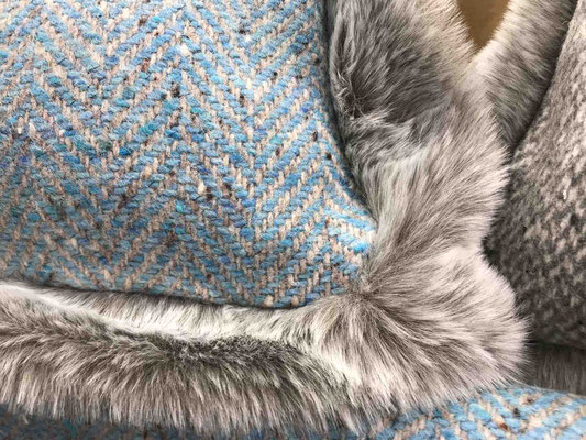 cuscino in lana chevron con bordo in pelliccia