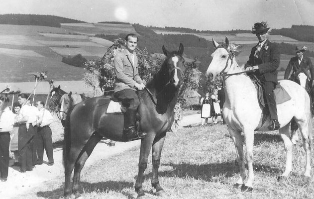 Bild Stefan Hellermann: Erntedankfest ca 1956 am Selmen nach Altenilpe runter