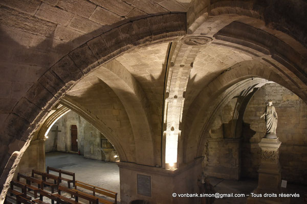 [NU926-2023-5858] 30 - Saint-Gilles - Abbatiale - Crypte : La voûte vue depuis l'escalier d'accès - Vierge de Mission (XIX°)
