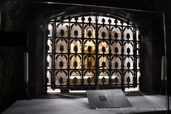 [NU923-2022-3895] 83 - Saint-Maximin : Crypte de Sainte Marie-Madeleine - Reliquaire du chef de Marie-Madeleine (XIX°)
