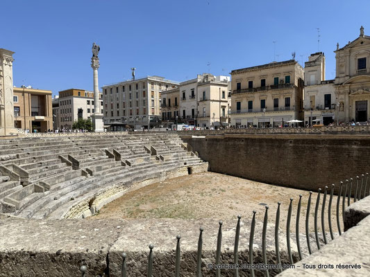 [NU929-2025-0657] Lecce - Amphithéâtre (vue partielle) - en arrière-plan, la colonne Sant'Oronzo