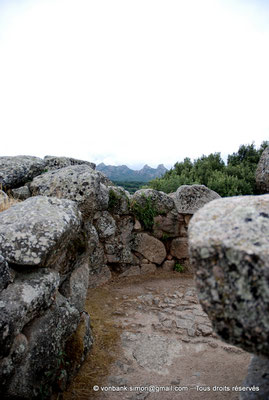 [NU904-2015-123] Nuraghe Majori (Sardaigne) : Accès au second niveau