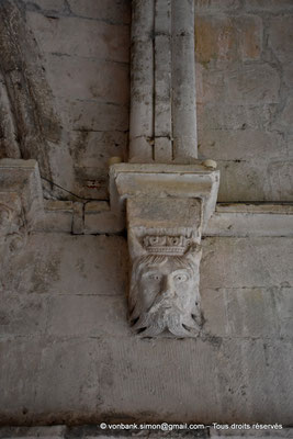 [NU926-2023-6225] 13 - Montmajour - Abbaye Saint-Pierre - Cloître : Tête couronnée et cornue (Galerie Est)
