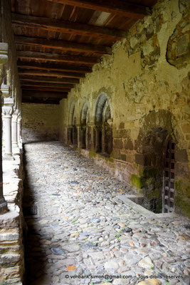 [NU926-2023-5669] 43 - Lavaudieu - Abbaye : Galerie Est du cloître - sur la droite, l'ancienne salle capitulaire