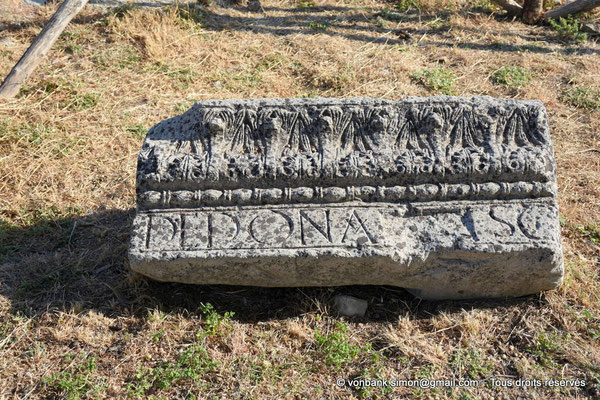[NU927-2023-6431] Akrai (Acre) : Morceau d'architrave posé à même le sol à proximité du decumanus