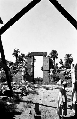 [NB070-1973-18] Karnak - Propylées du Sud : Porte du pylône X (face Nord)