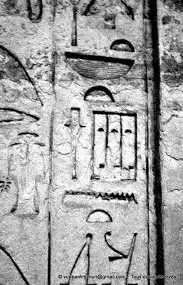 [087-1973-02] Saqqara - Mastaba de Kagemni : Détail de la stèle fausse porte (Salle VII, mur Ouest)