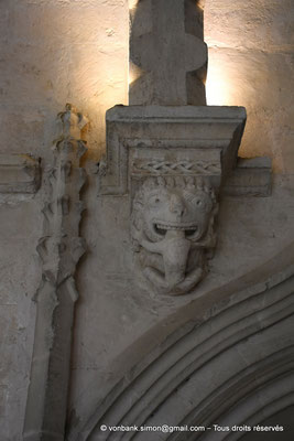 [NU926-2023-6252] 13 - Montmajour - Abbaye Saint-Pierre - Cloître : Monstre dévorant un damné (Galerie Nord)