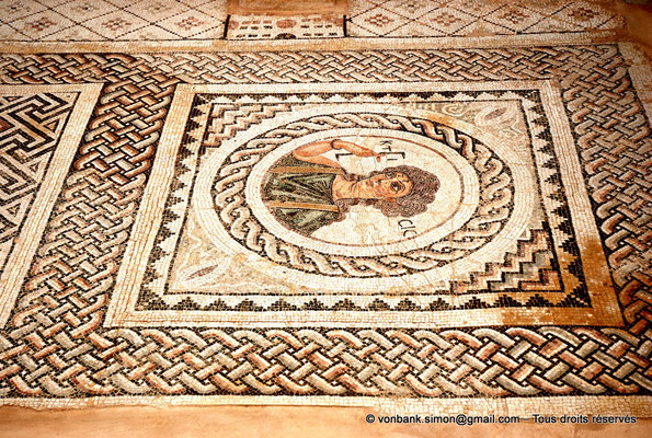 [NU900-2012-001] Kourion (Curium) : Maison d'Eustolios - Salle centrale des bains - Dans un médaillon, buste de Ktisis (Déesse de la Création) tenant une mesure-étalon, le "pied romain"