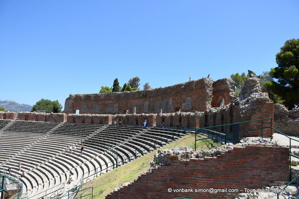 [NU927-2023-6348] Taormine - Théâtre : Partie Nord-Est de la cavea - Portiques de la partie supérieure de la cavea ajoutés à l'époque romaine