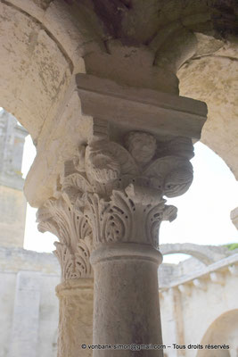 [NU926-2023-6218] 13 - Montmajour - Abbaye Saint-Pierre - Cloître : Feuilles d'acanthe (Galerie Est)