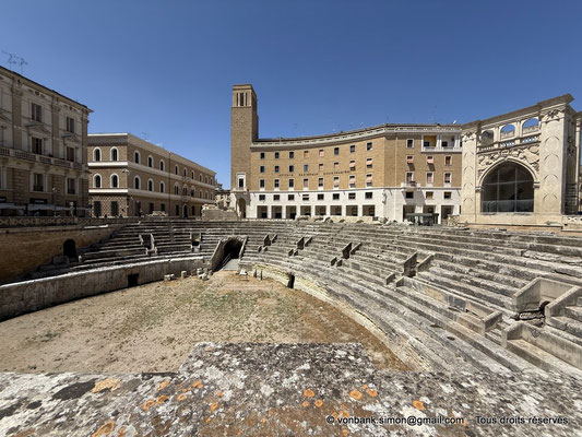 [NU929-2025-0645] Lecce - Amphithéâtre (vue partielle) - Sur la droite, le Palazzo del Sedile