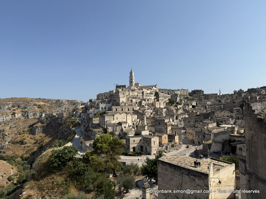 Matera : Le Duomo sur la colline de la Civita (vu depuis le parvis de l'église Saint-Augustin)