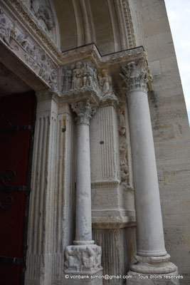 [NU926-2023-5849] 30 - Saint-Gilles - Abbatiale : L'apparition de Jésus ressuscité (Frise supérieure de la façade, Portail Sud)