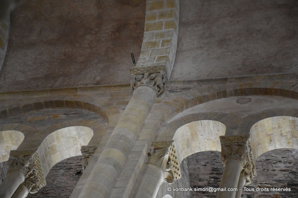 [NU923-2022-4313] 12 - Conques - Eglise abbatiale Sainte-Foy : Tribunes ajourées d'arcades géminées et voûte de la nef (vue partielle)