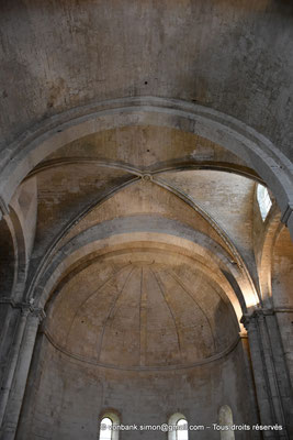 [NU926-2023-6202] 13 - Montmajour - Abbaye Saint-Pierre - Abbatiale : Voûte de la croisée du transept - Voûte en cul-de-four de l'abside