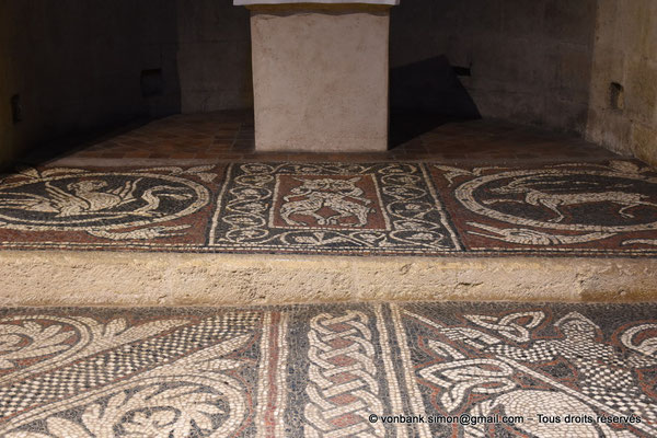 [NU928-2024-7319] 04 - Ganagobie - Monastère Notre-Dame - Mosaïque du chœur : Harpie, Gorgone et Cerf (situés devant l'autel - Absidiole Sud)