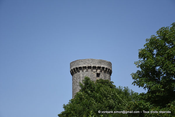[NU923-2022-4300] 12 - La Couvertoirade - Les remparts : Partie supérieure de la tour située derrière l'hôtel de la Scipione