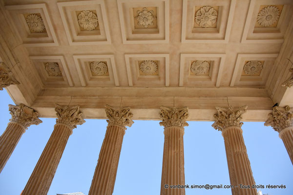 [NU923-2022-4168] Nîmes (Nemausus) - Maison carrée : Pronaos - Péristyle (colonnes de la façade) - Plafond à caissons sculptés (XIX°)