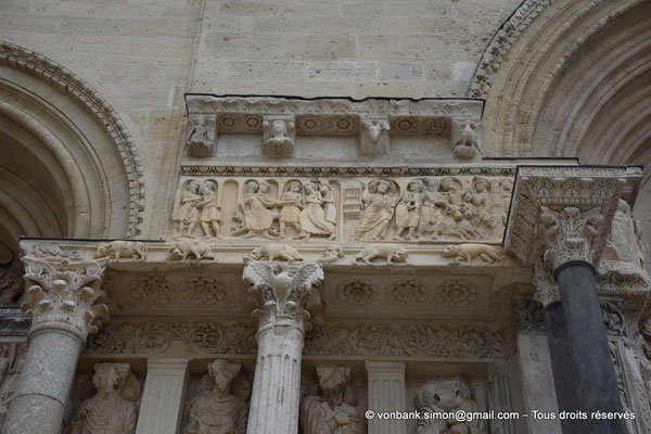 [NU926-2023-5841] 13 - Saint-Gilles - Abbatiale : Judas recevant le prix de sa trahison, Jésus chassant les marchands du temple (Frise supérieure de la façade, à droite du Portail Nord)