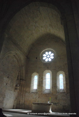 [NU003-2017-048] 13 - La Roque d'Anthéron - Abbaye de Silvacane : Choeur et son abside à fond plat orné d'une rosace et de trois baies