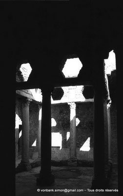 [NB009-1981-27] Bulla Regia : Maison de la chasse - Etage souterrain : Péristyle orné de colonnes à chapiteaux corinthiens