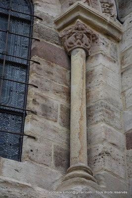 [NU926-2023-5499] 43 - Brioude - Basilique Saint-Julien - Chevet : Colonnette surmontée de son chapiteau