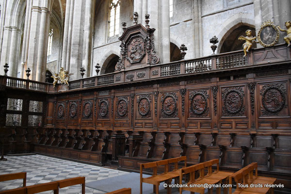 [NU923-2022-3906] 83 - Saint-Maximin : Vue partielle des stalles du chœur avec le chancel (XVII°)