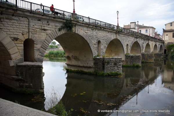 [NU926-2023-6175] Sommières (Sub-Midrium) : Pont romain - Les huit arches vues de nos jours depuis la rive gauche (face amont)