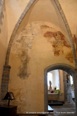 [NU926-2023-5634] 43 - Lavaudieu - Abbaye : Fresques - En haut, à gauche, un être serpentiforme - sur la droite, un personnage associé à un curieux quadrupède (Mur Est de la dernière travée du bas-côté Nord)