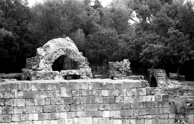 [NB036-1978-55] Tipasa de Maurétanie : Amphithéâtre - Mur de l'arène et ruine d'une voûte supportant les gradins (détail)