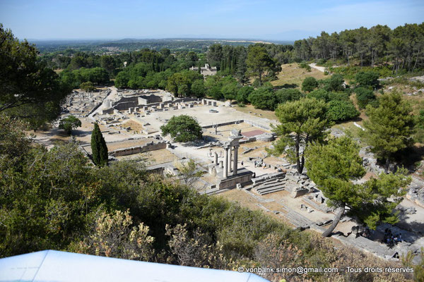 [NU923-2022-3864] Glanum : Temples géminés - Anastylose du pignon occidental du petit temple - en arrière-plan, sur la droite, le forum, la basilique judiciaire et la Curie
