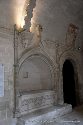 [NU926-2023-6251] 13 - Montmajour - Abbaye Saint-Pierre - Cloître : Enfeu Abbé Jean Hugolen XV° (croisement Galeries Nord et Est)