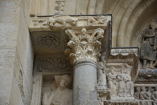 [NU926-2023-5913] 30 - Saint-Gilles - Abbatiale : L'Archange Saint Michel - Les préparatifs de l'entrée à Jérusalem (Frise supérieure de la façade, à gauche du Portail Nord)